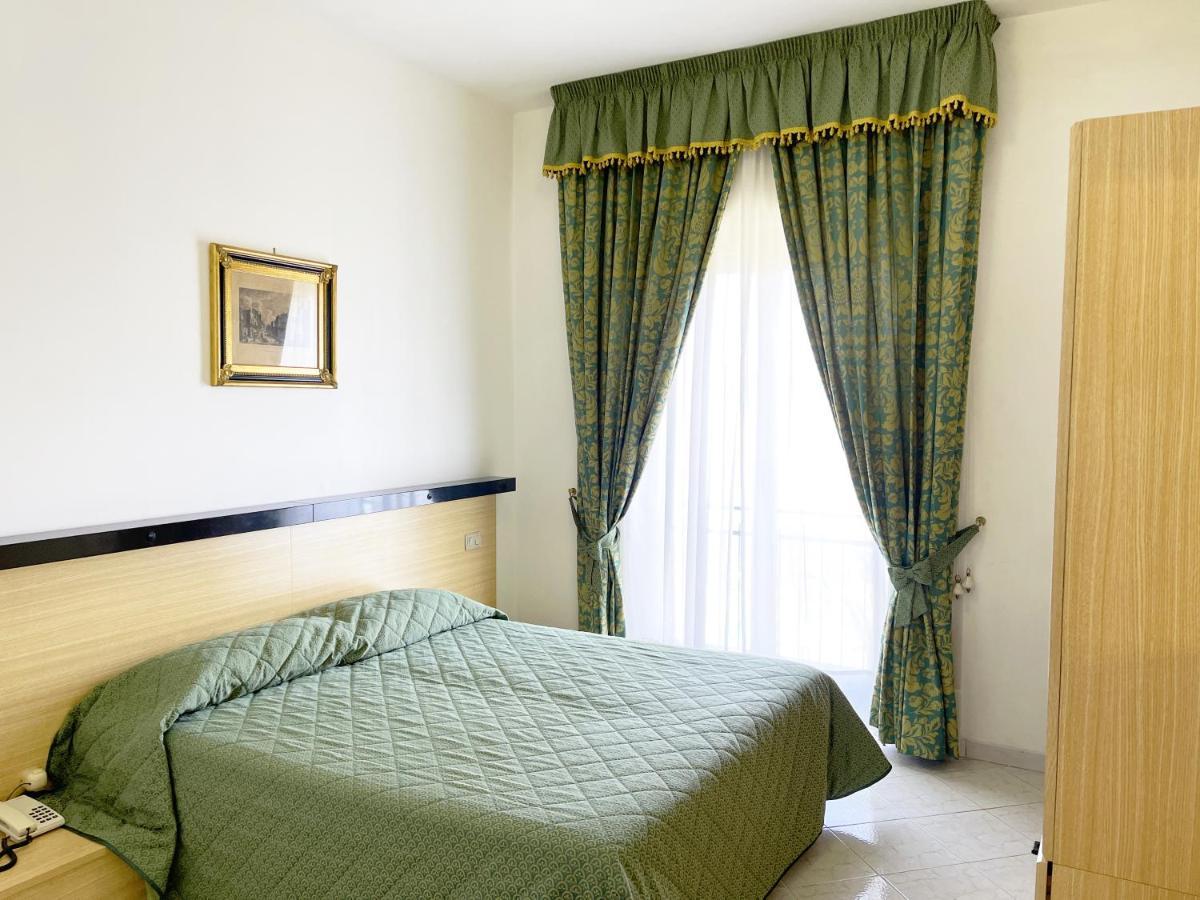 Reginella 3* SantʼAgata sui Due Golfi