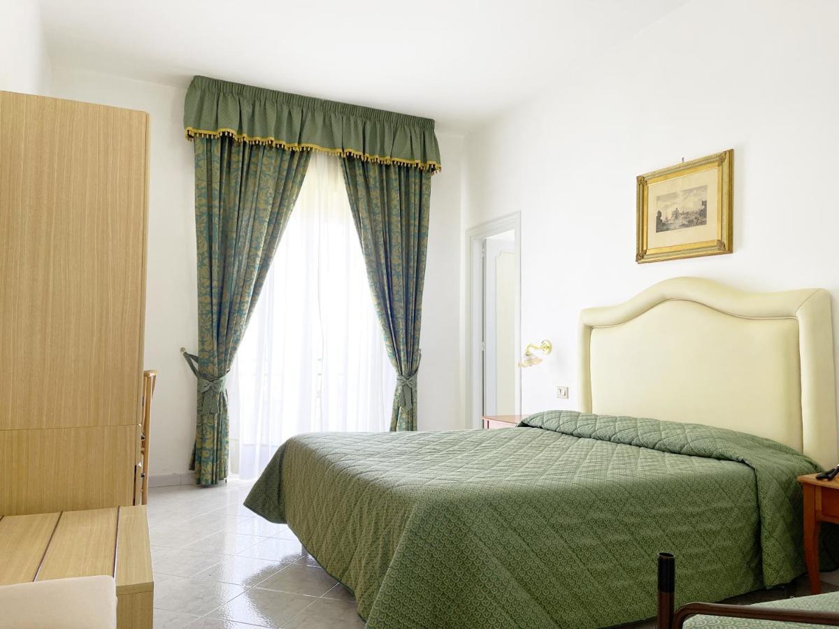 Reginella Hotel SantʼAgata sui Due Golfi