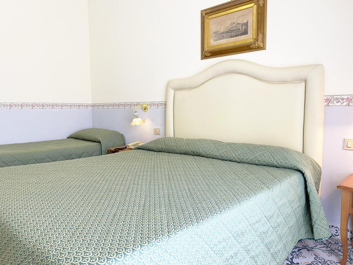 Reginella 3* SantʼAgata sui Due Golfi